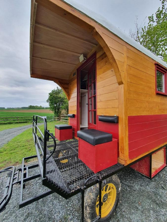Veritable Roulotte Hippomobile "La Bailleul" Mentheville Exterior photo